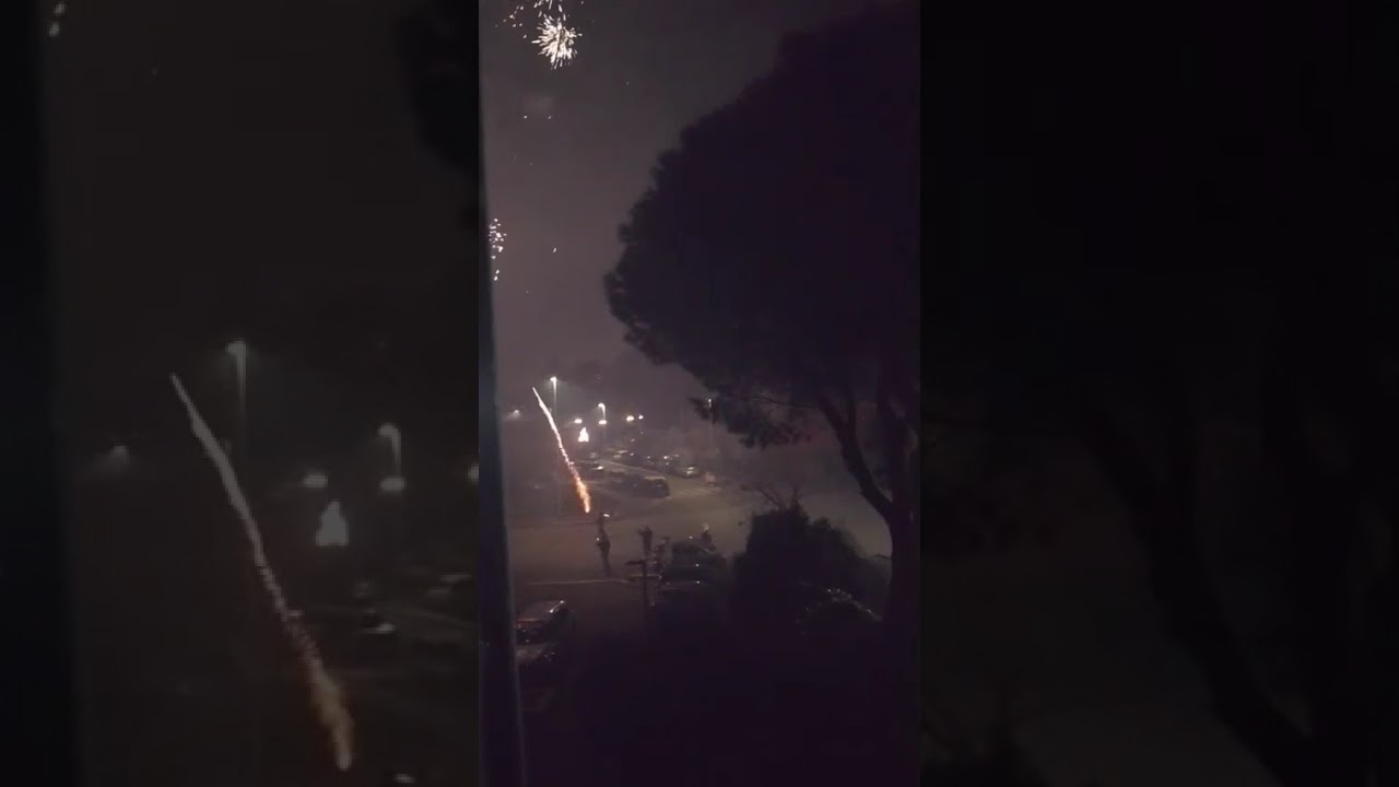 Buona Vigilia di Capodanno a Roma 2026 fuochi d'artificio a Tor Bella Monaca