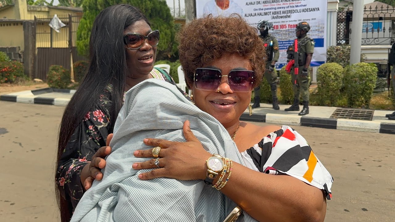 DAYO AMUSA SPOTTED WITH HER CHILD AS SHE PAYS WASIU AYINDE CONDOLENCE VISIT OVER MOTHER’S DEATH