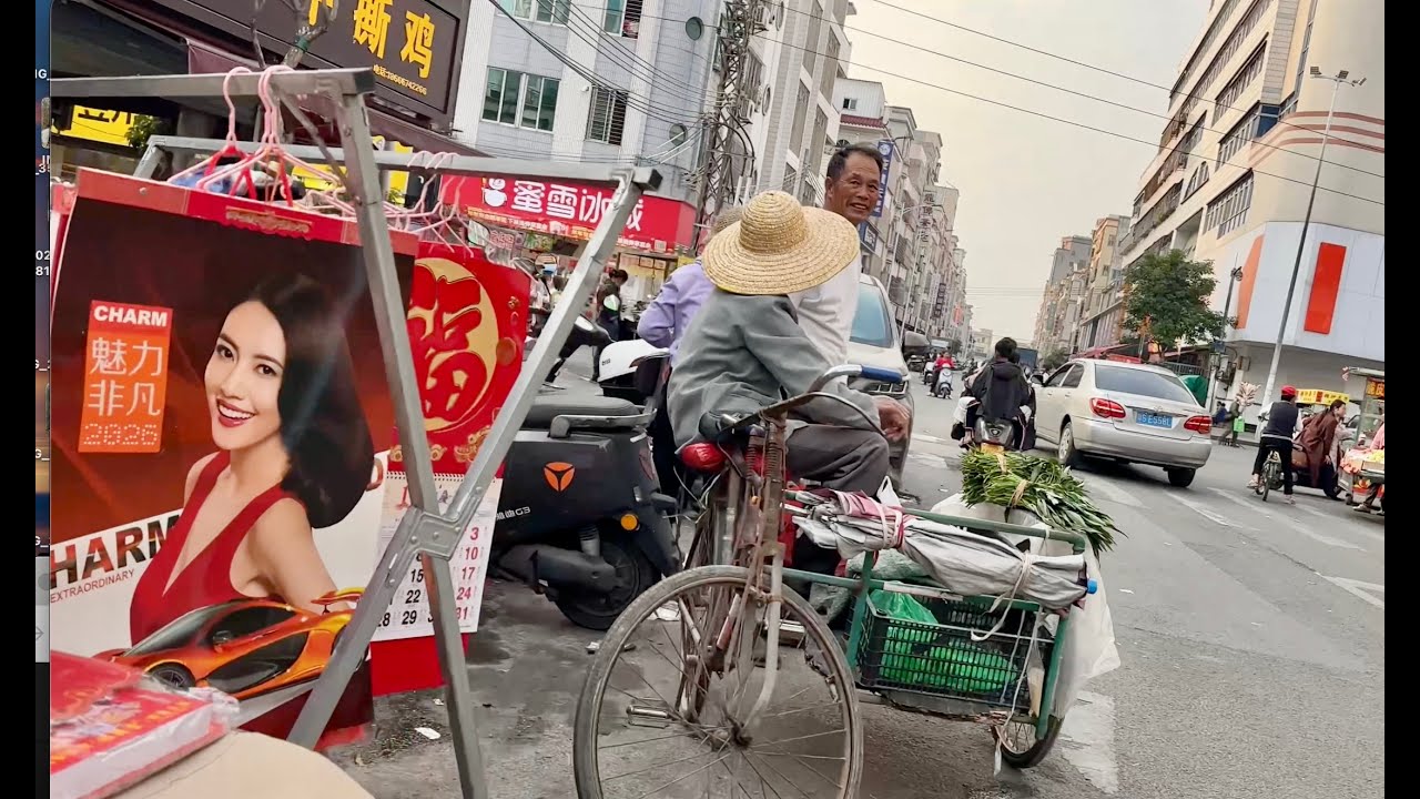 海邊發達的老鎮，逛街竄出一隻老鼠。當地特色小吃紅燒肉很出名