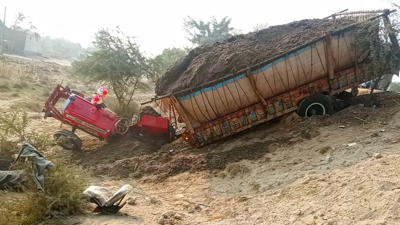 Tractor Trolley accident || Massey Ferguson Tractor pulling Trolley at Dangerous place