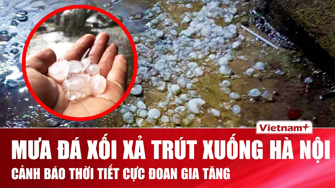Cận cảnh mưa đ&aacute; xối xả tr&uacute;t xuống H&agrave; Nội rạng s&aacute;ng 30/3, người d&acirc;n chứng kiến hiện tượng hiếm gặp