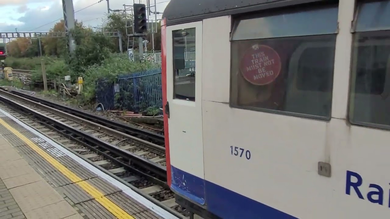 1962 stock and 1992 stock trains departing and approaching Ealing Broadway