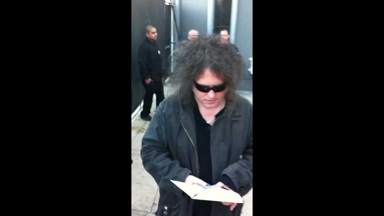 Robert Smith signing autographs