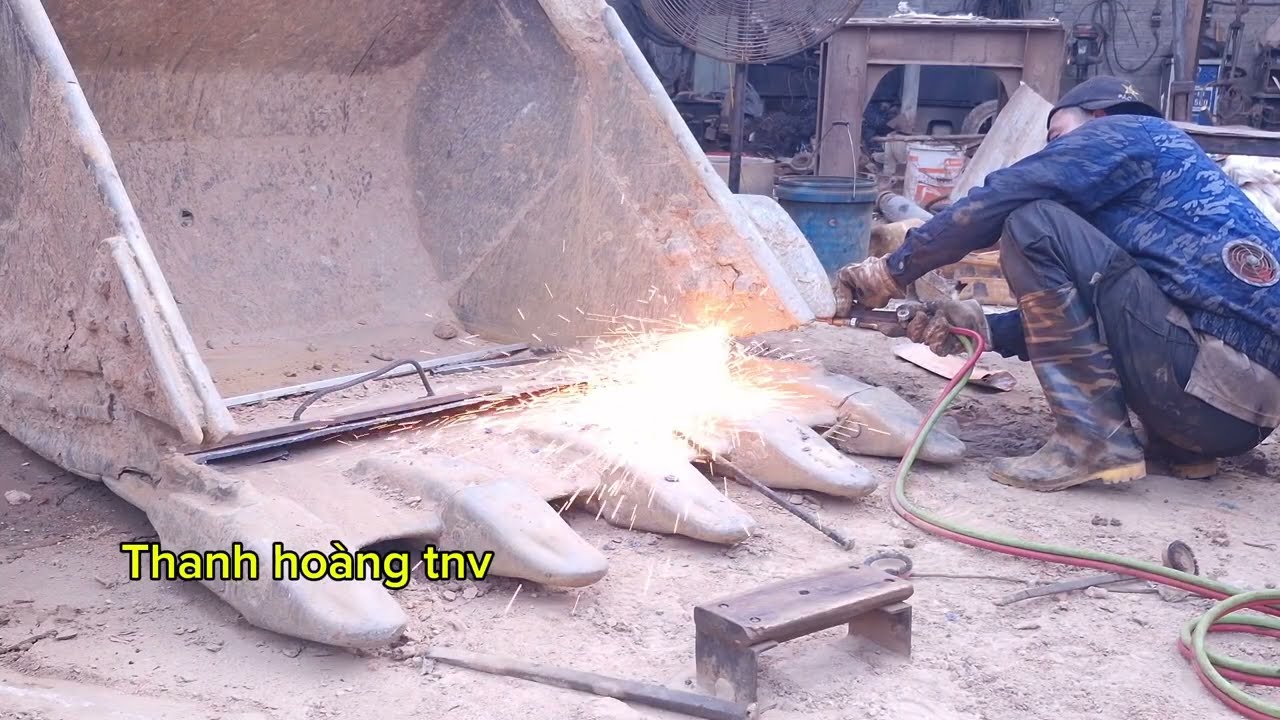 Hàn gầu máy xúc. Hàn gia cố gầu máy xúc [komatsu] PC 300 bị vỡ hàm(siêu chắc chắn)