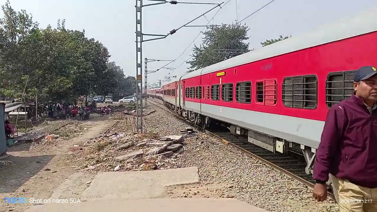 16223 SMVT BENGALURU RADHIKAPUR WEEKLY EXPRESS arriving at Raiganj Platform no 2