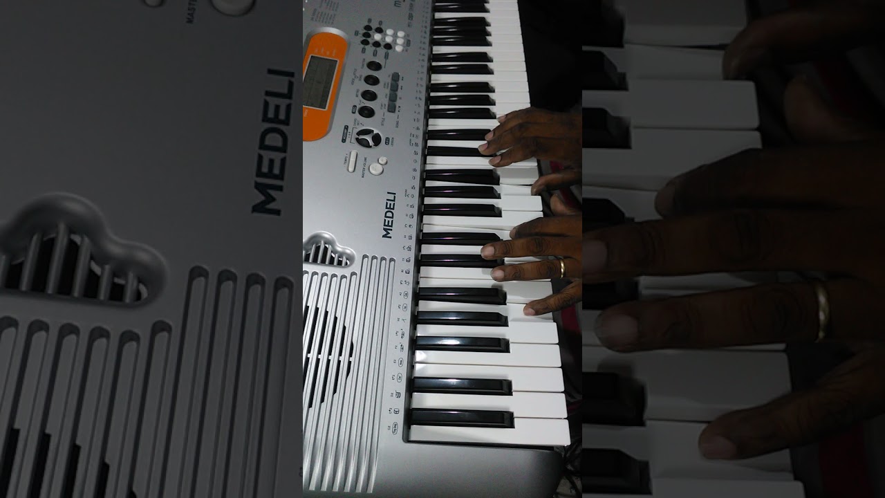 Teclado para iniciantes, muito barato e tem um bom som. MEDELI M5.