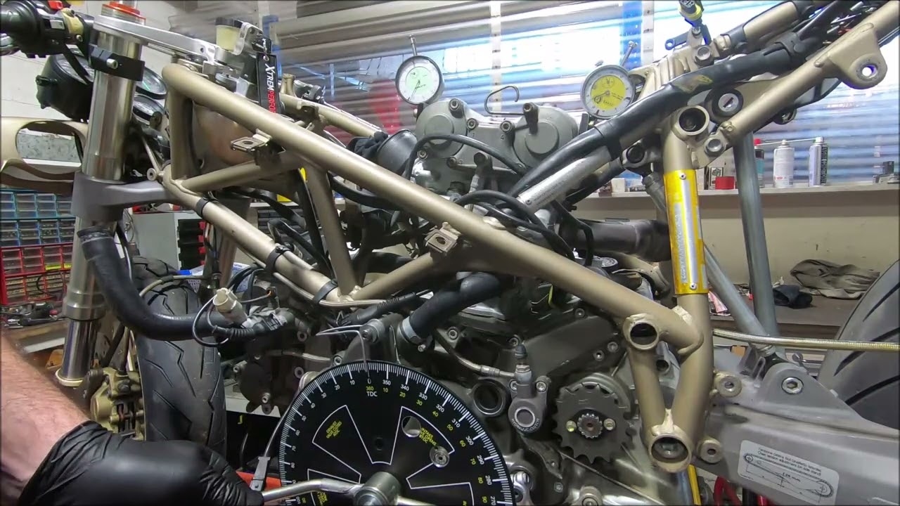 Регулировка фаз газораспределения с помощью эксцентриковых ключей &mdash; Ducati Desmoquattro 916