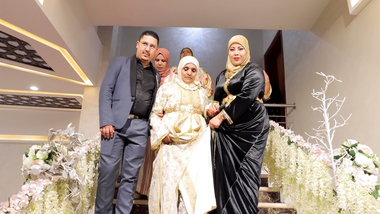 لالة حادة خطفات الأنظار 🥳و هيا هابطة فالدروج كولشي بقا فيها مدهوش😲