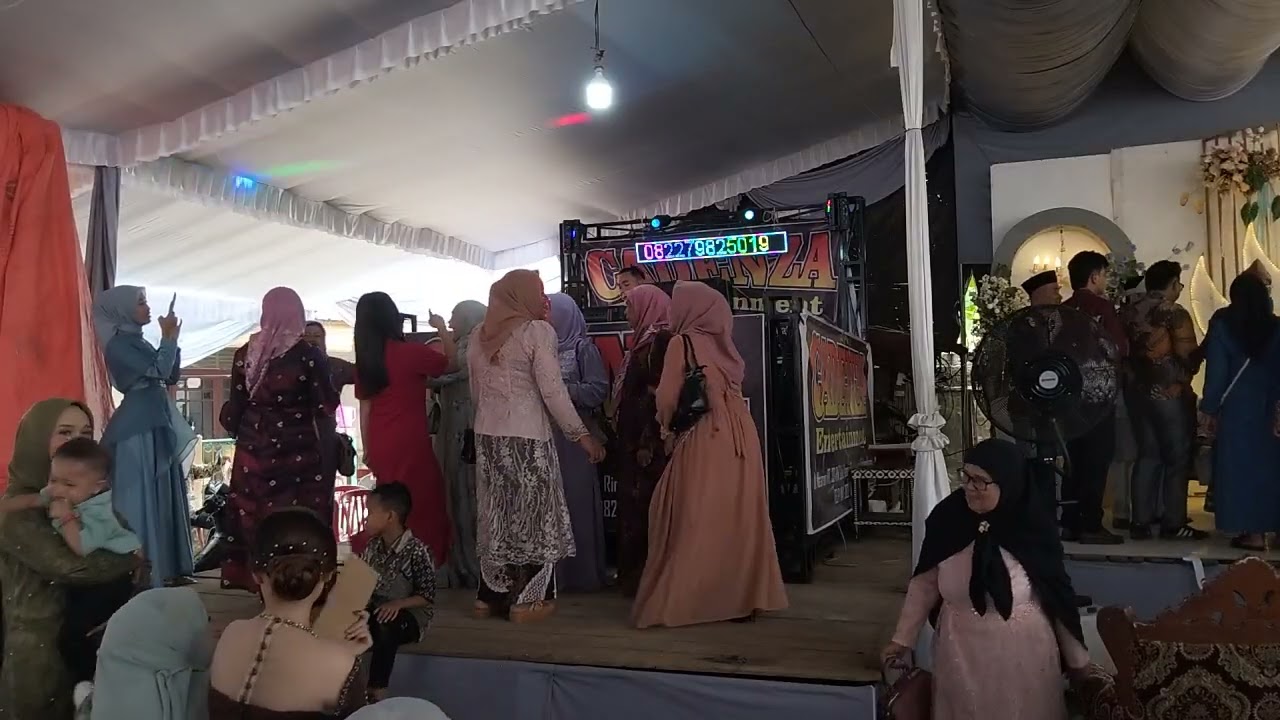 Harapan hampa di nyanyikan tamu undangan di hibur orgen tunggal cadenza entertainment