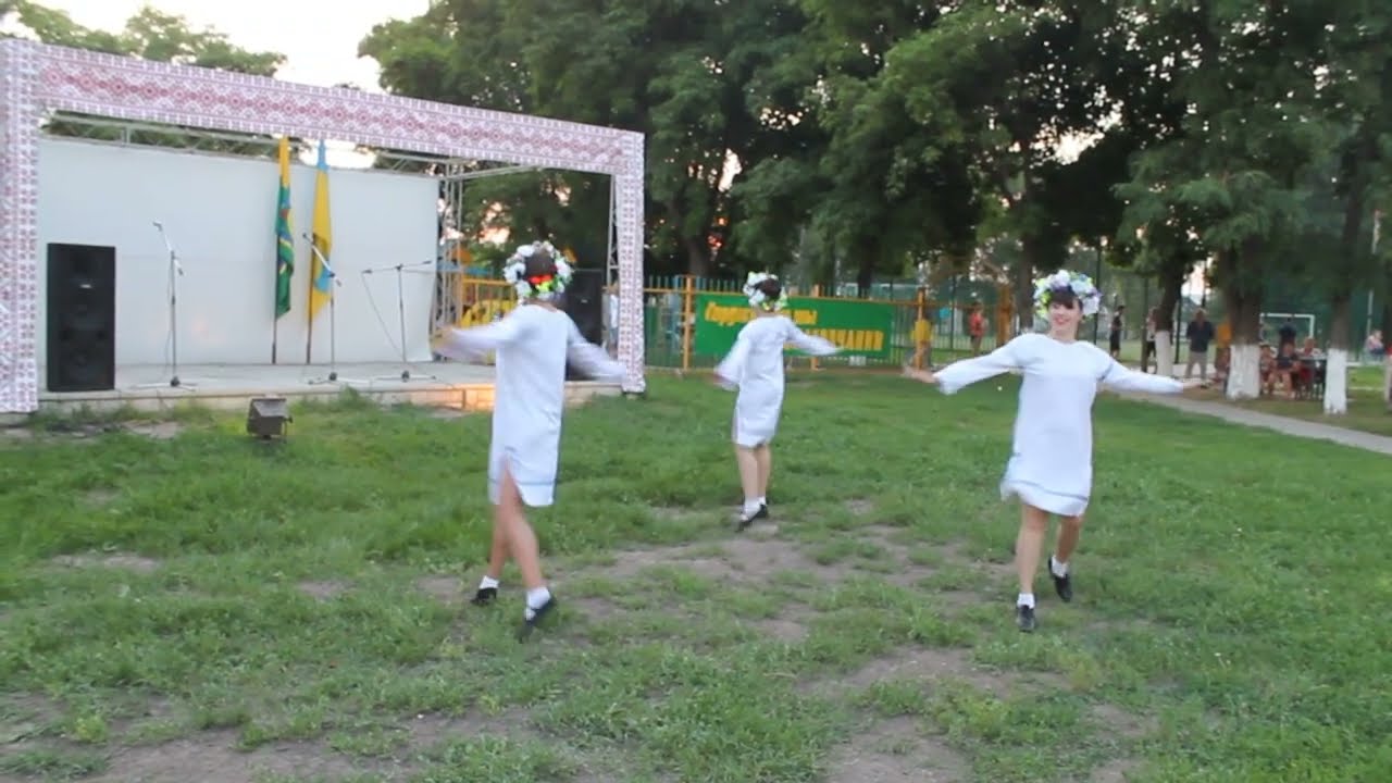 «Пливи віночку»