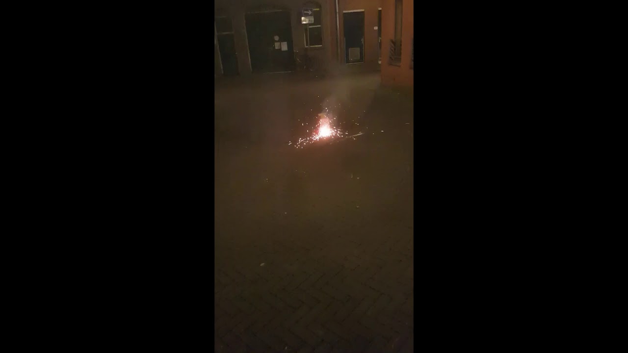 Oudejaarsavond Den-Haag Karton Knetterlint inclusief 2 pakjes rotjes!