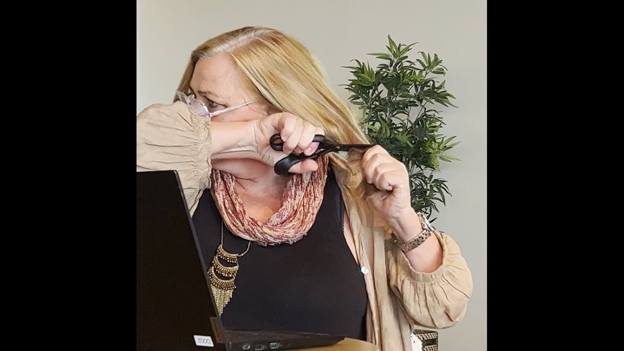 Rektor Anneli klipper av sig håret i solidaritet med kvinnors kamp i Iran