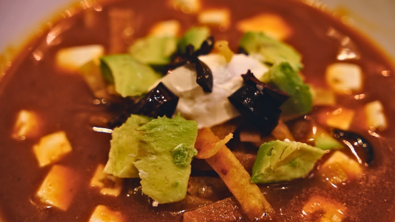 Sopa Azteca (sopa de tortilla)