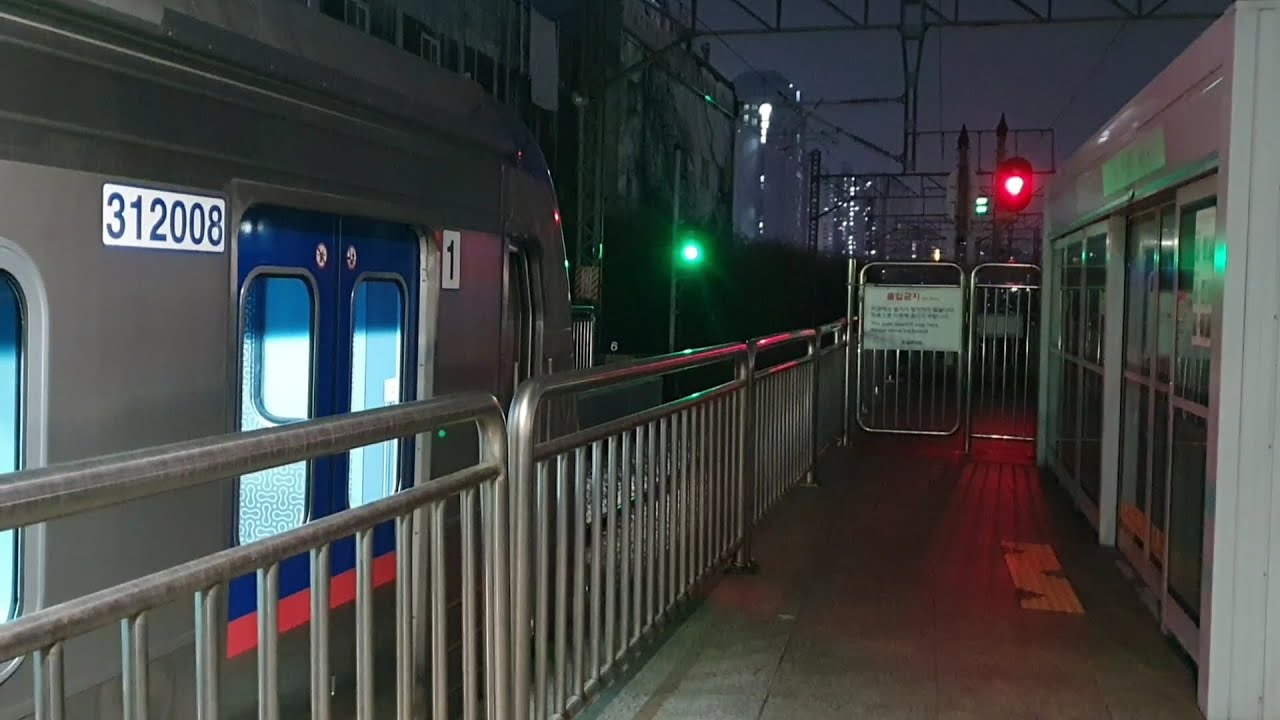 서울지하철 1호선 노량진역의 전동차/Seoul Line1 Noryangjin stn.