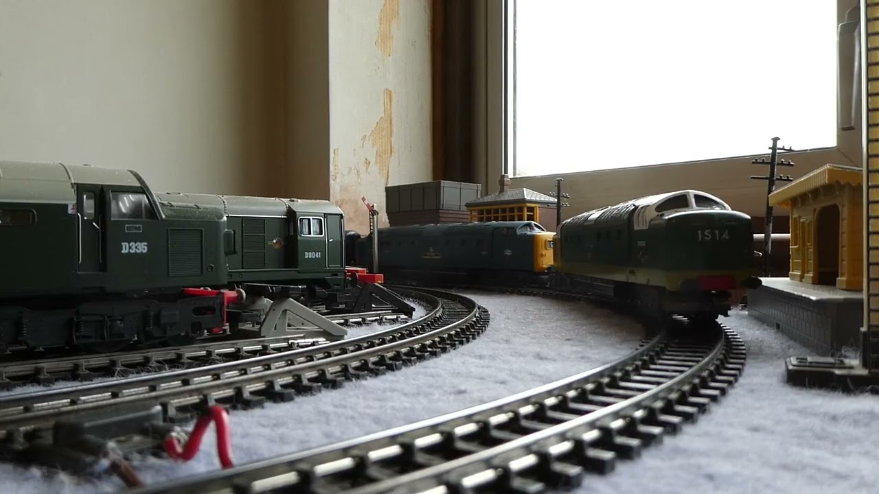 TRIANG OR LIMA OR AIRFIX OR BACHMANN OR MAINLINE MODEL RAILWAY ROLLING STOCK RUN TWO 150326