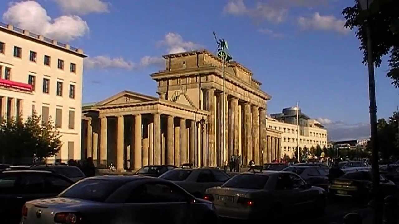 Berlin: Am Brandenburger Tor spürt man den Pulsschlag der Zeit. You can feel the pulse of time