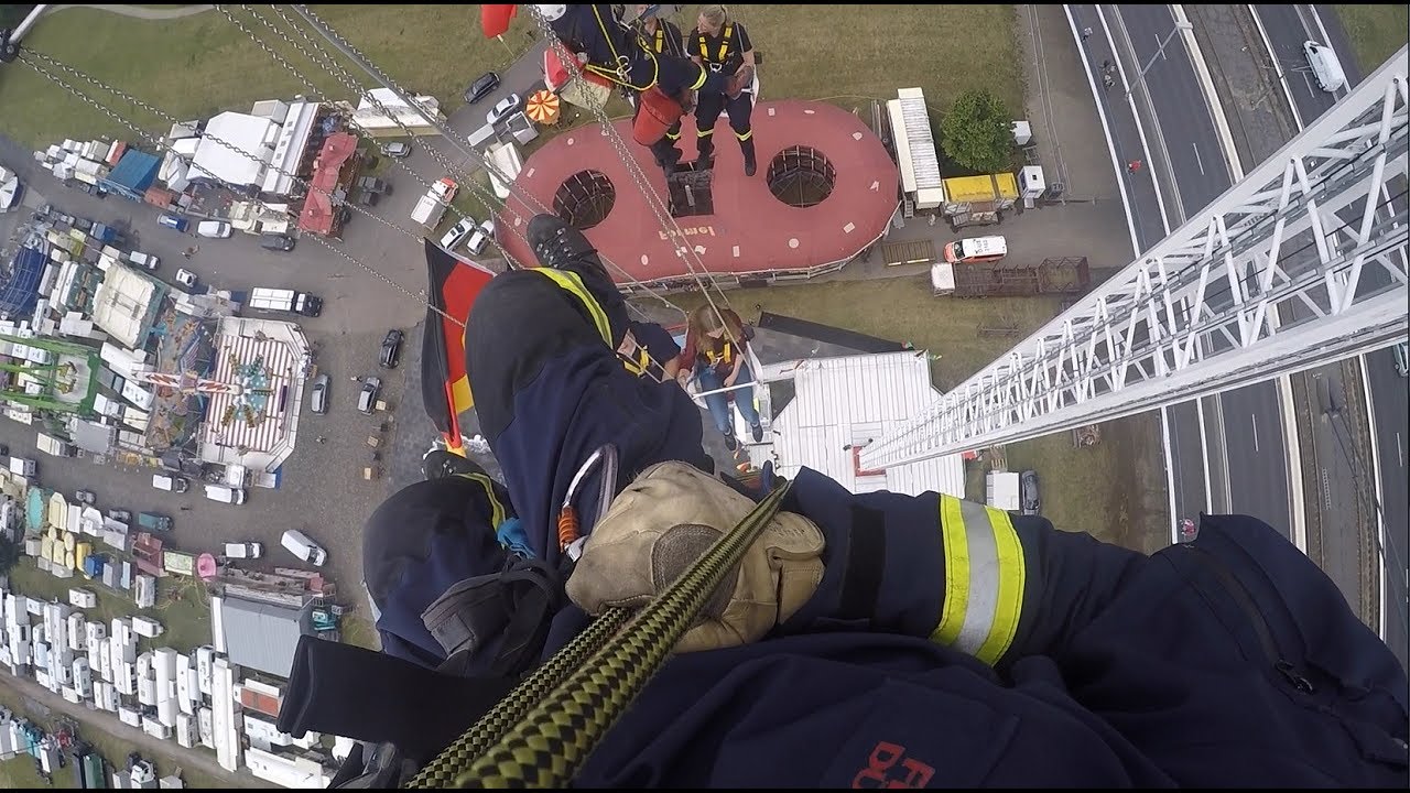 H&ouml;henretter der Feuerwehr &uuml;ben auf der Rheinkirmes