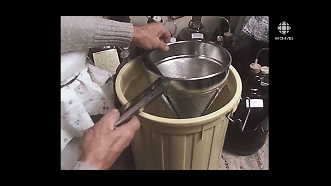 En 1974, un fabricant de vin artisanal explique les étapes à réaliser