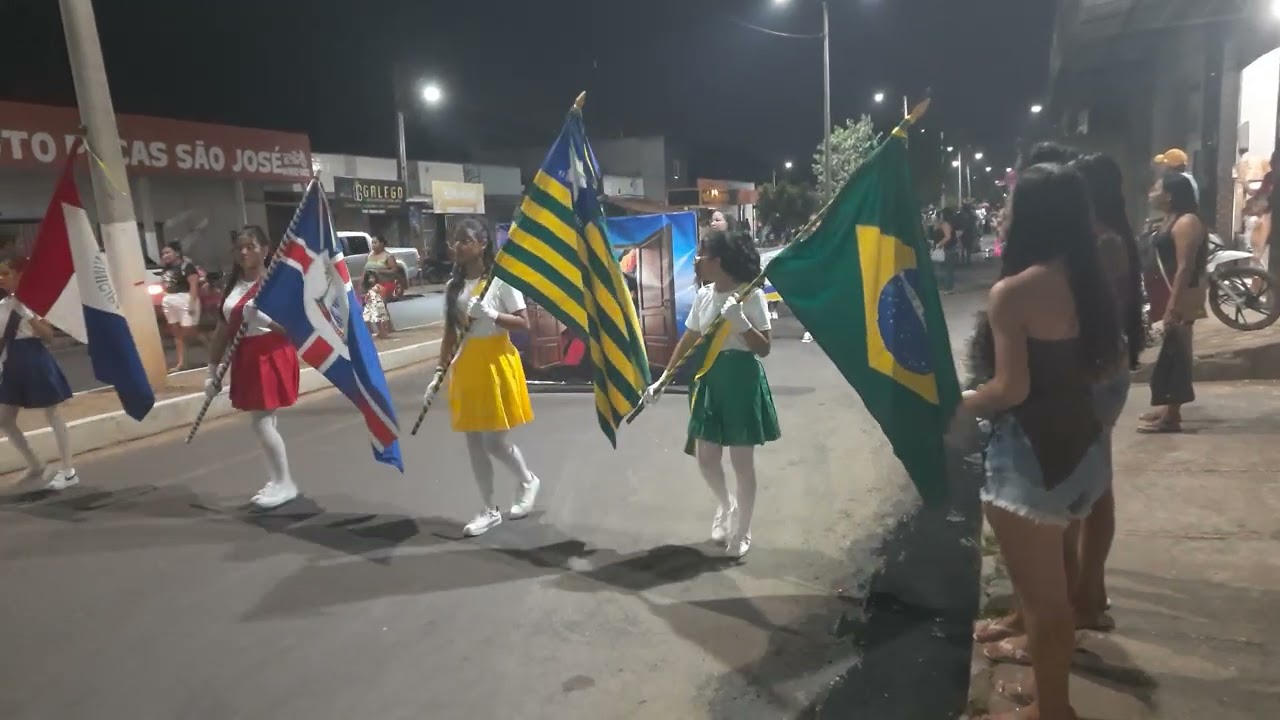 Desfile das escolas do Bairro Santinho em Barras Piauí 
