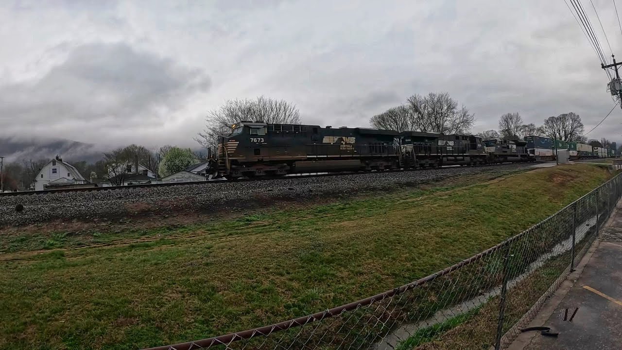 Southbound Norfolk Southern 29A heads thru Rockwood Tennessee 