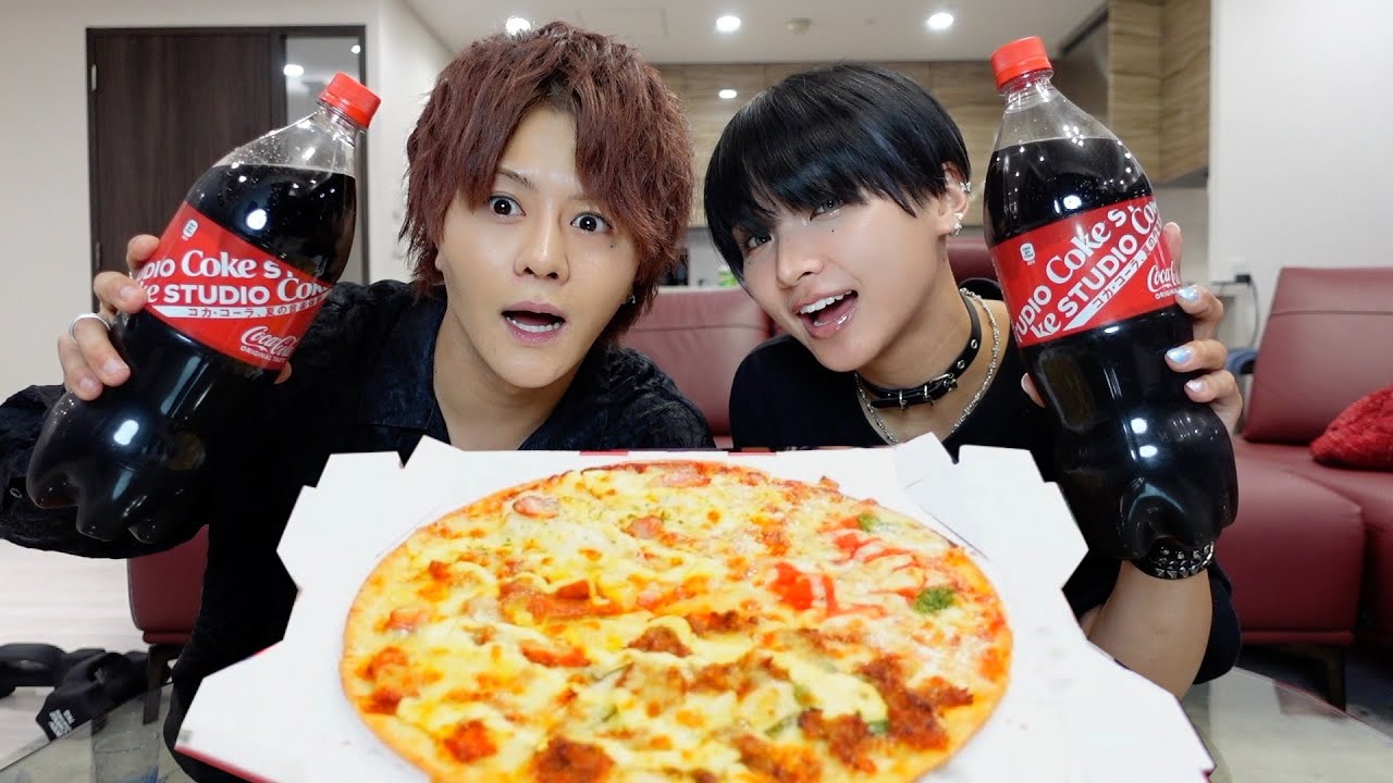 幼馴染2人で巨大ピザを爆食しながら過去のバイトのやらかしエピソードを暴露しまくったwww