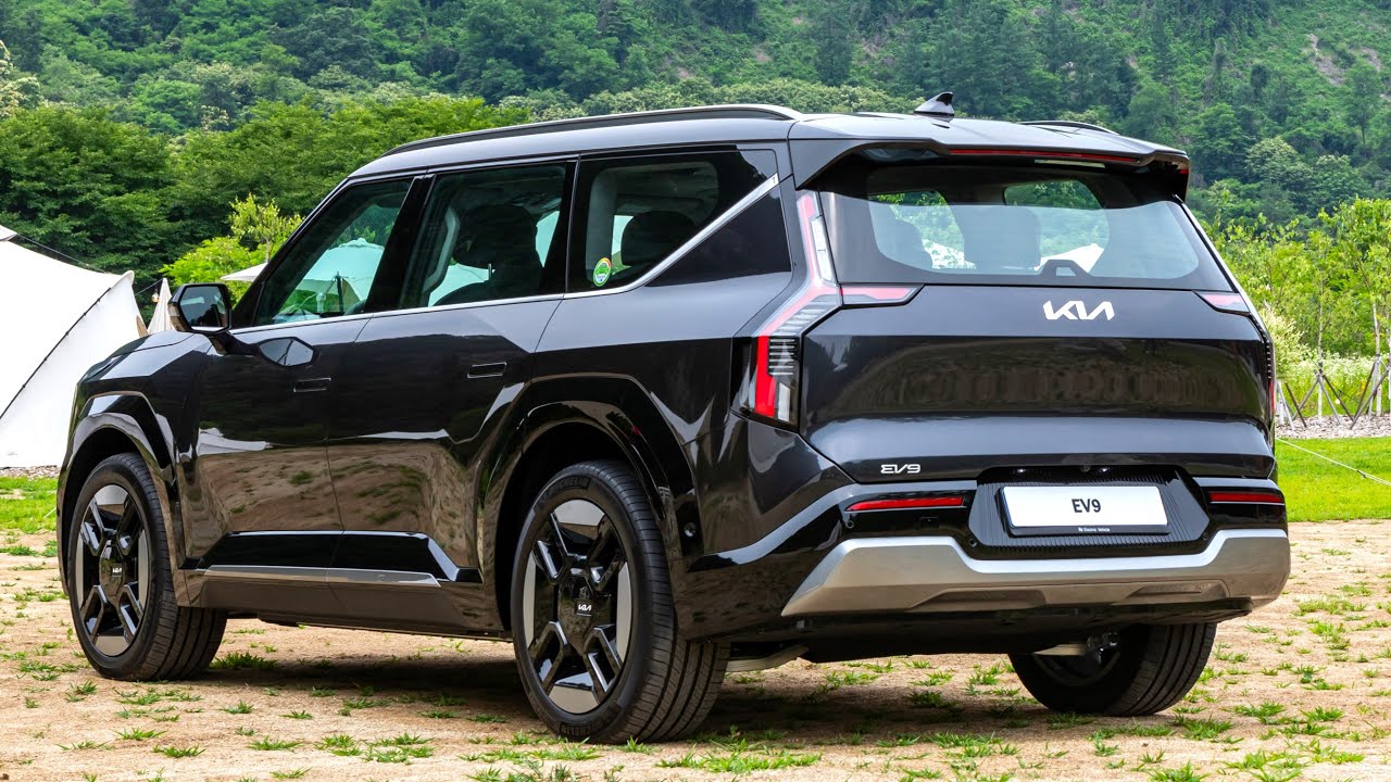 Новый среднеразмерный электрический кроссовер Kia EV9 GT-line 2024 года выпуска