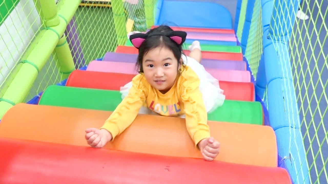 Boram chơi với đồ chơi Baby pororo Mì