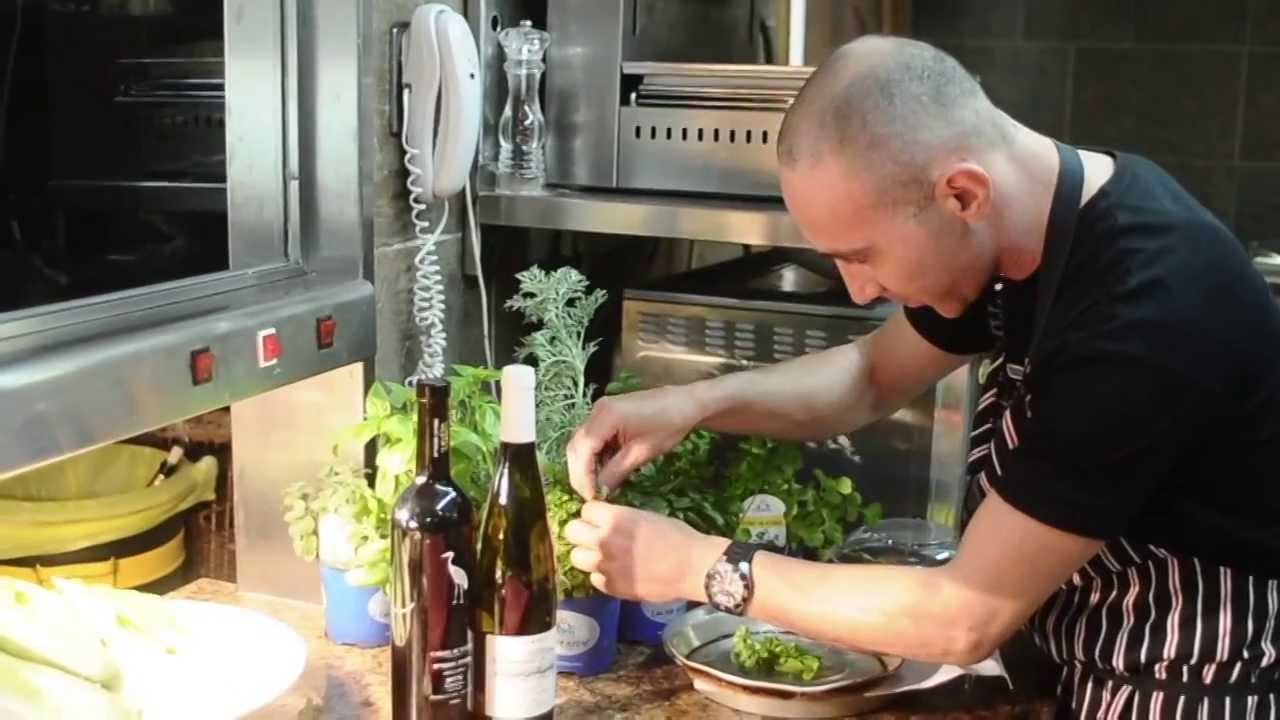 וידאו קצר של ברבוניות מטוגנות ומתובלות בשום ונענע עם גבינת טופו מתובלת