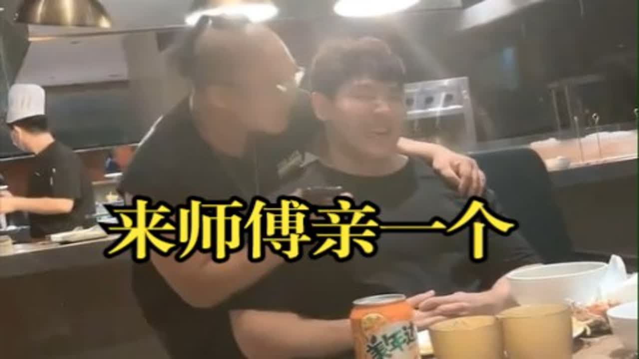 阿诺强吻李亚强！脚家门聚餐，一群人逗我湿弟玩，贴坏辣