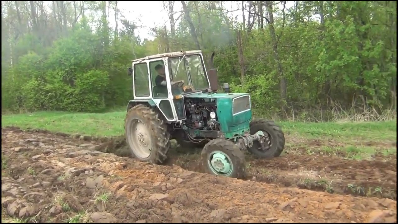 ЮМЗ 4х4 пашет участок