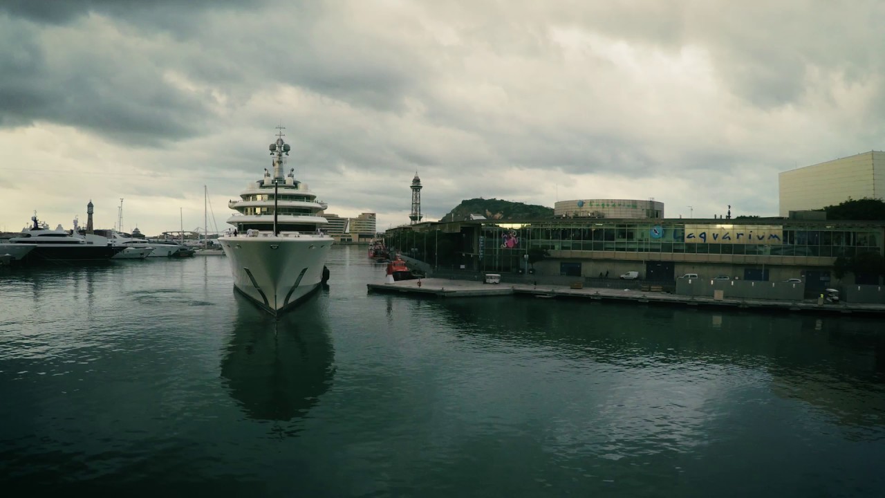 Second biggest superyacht in the world entering OneOcean Port Vell
