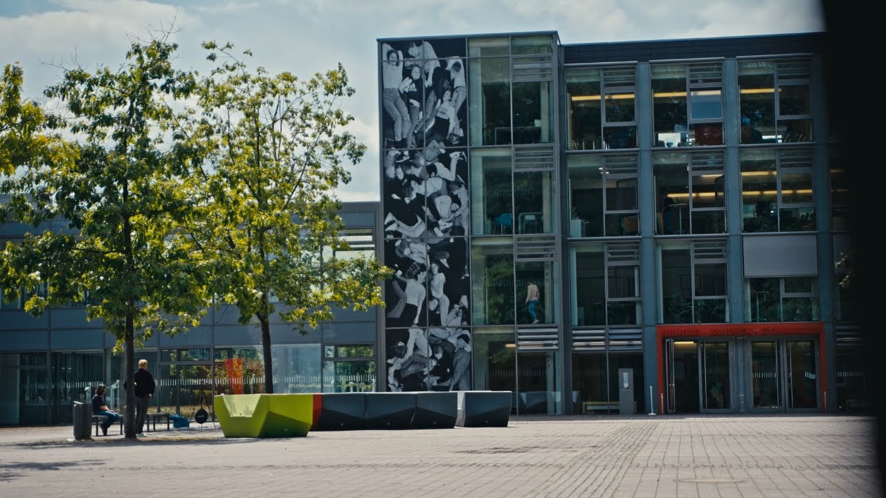 14 Meter hohes Paste-Up | Mannstein + Vill X AJG