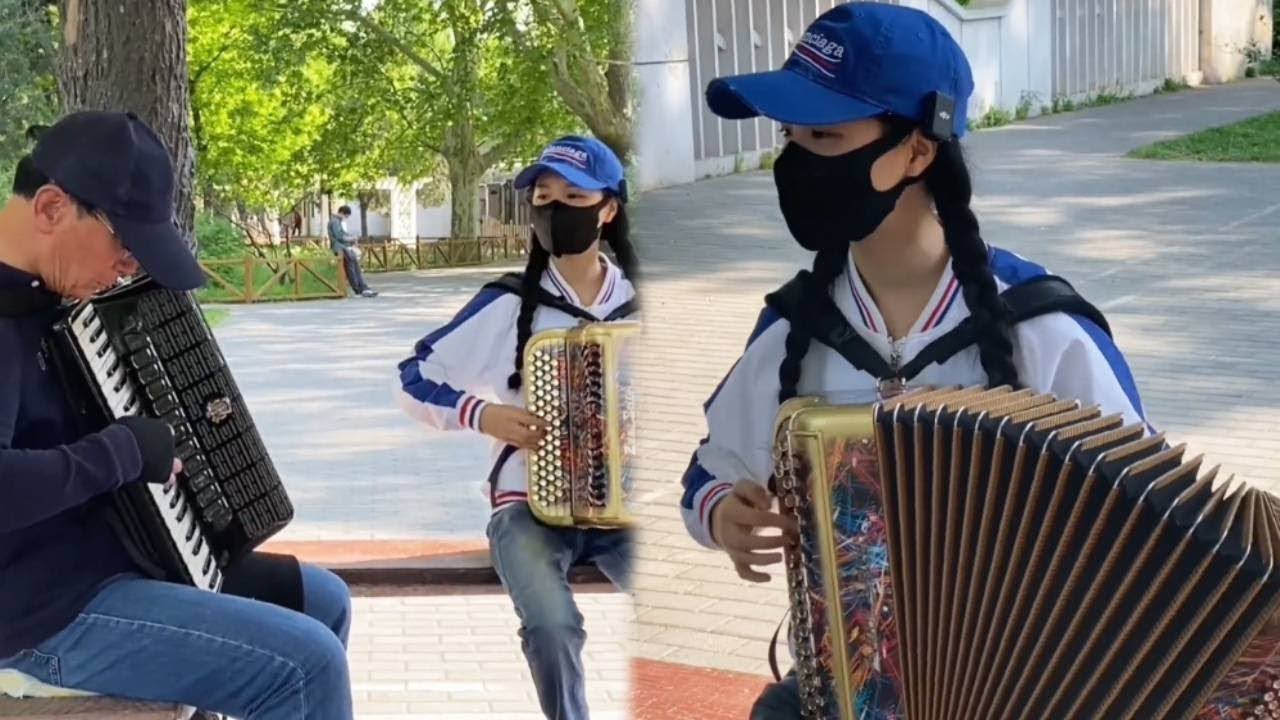 背手风琴去公园盘大爷，大爷竟以为我十多岁，16岁的我已经练了20多年琴！【李楚然手风琴】