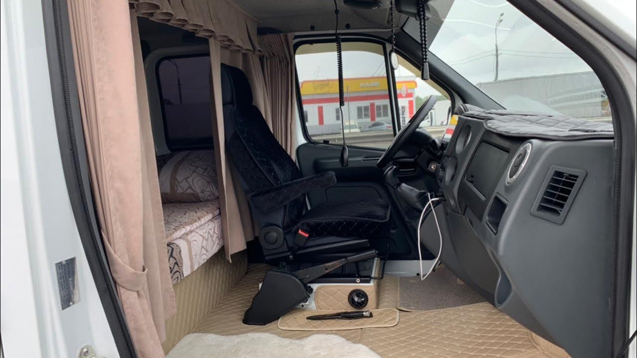 Вот такой должен быть салон у дальнобойщика.