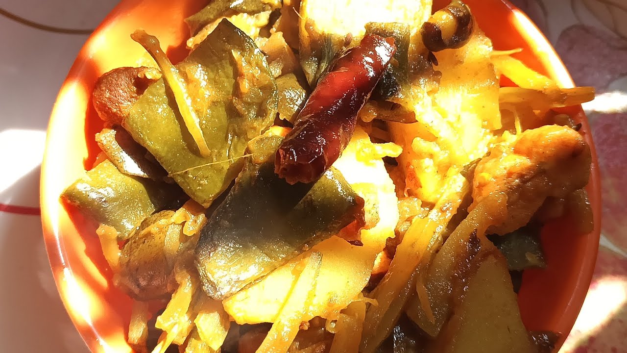 ফুলকপির ডাটা ফেলে না দিয়ে এইভাবে বড়ি দিয়ে নিরামিষ ফুলকপির ডাটা চচ্চড়ি বানিয়েখেয়েদেখুন #recipe 