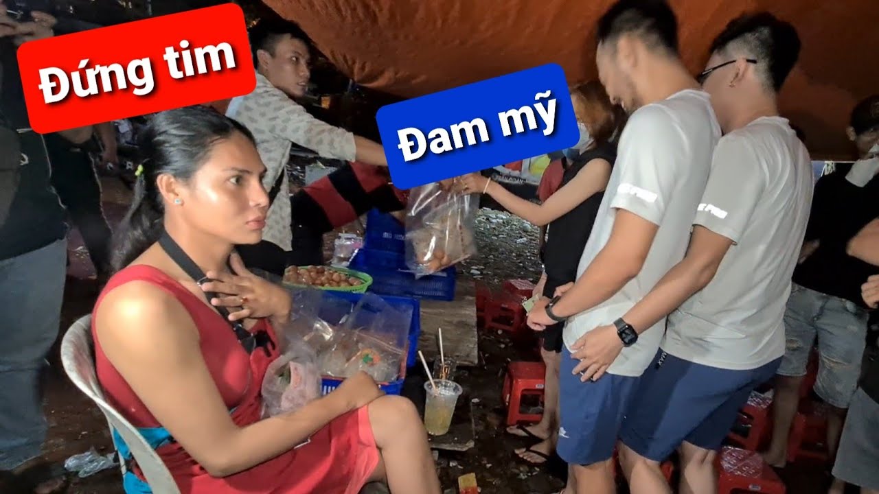 Phản ứng của DIVA Cát Thy khi nhìn thấy cặp đôi TRAI ĐẸP đam mỹ mua bánh tráng trộn Ẩm thực Cha Rồng
