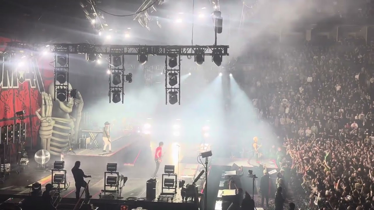SUM 41 - FAT LIP / STILL WAITING LIVE IN TORONTO LAST SHOW EVER 1/30/2025