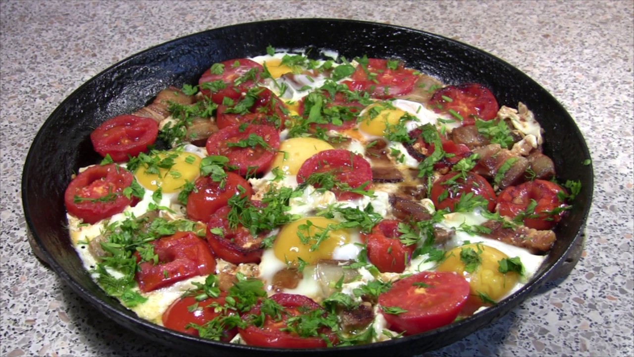 Рецепт яичницы на сале с помидорами