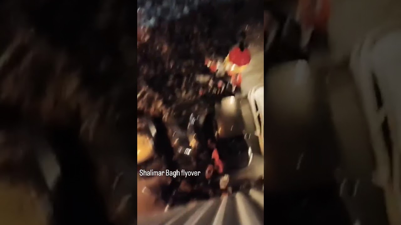 Accident happened on Shalimar Bagh flyover #shortvideo