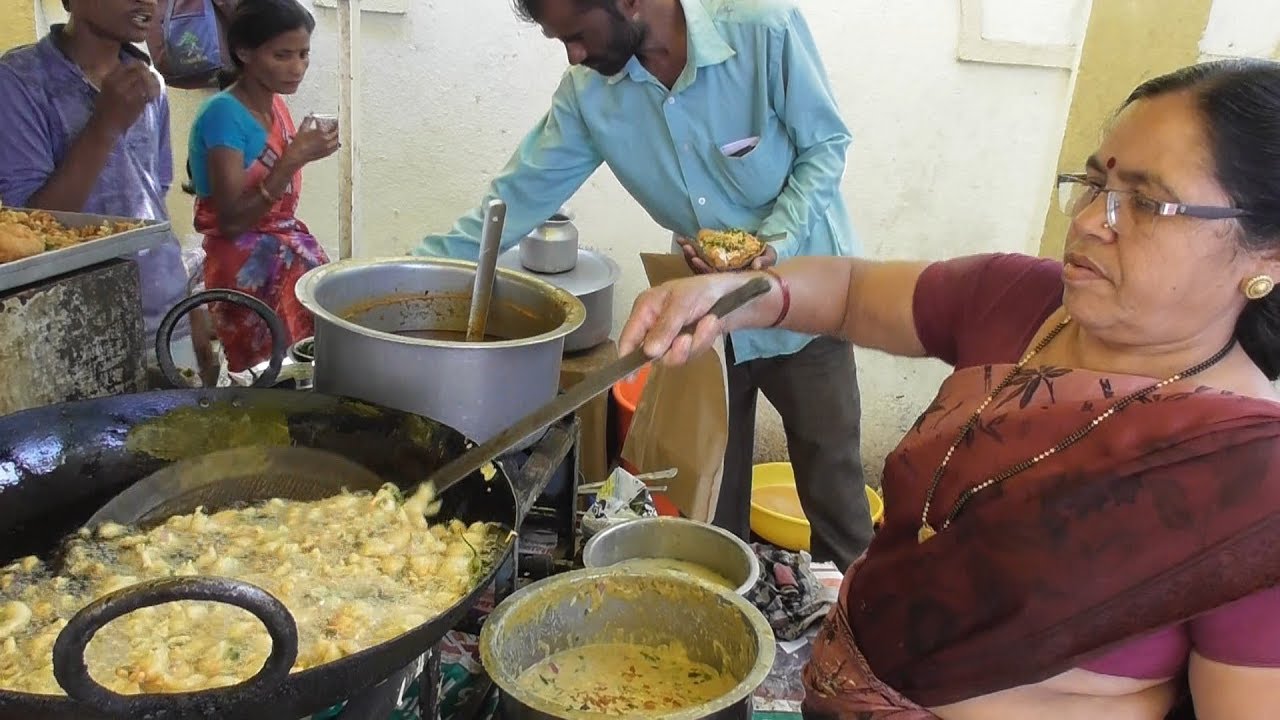 Energetic Marathi Madam Selling Huge Pakora /Bhaji (Snacks) | Street Food India Yavatmal