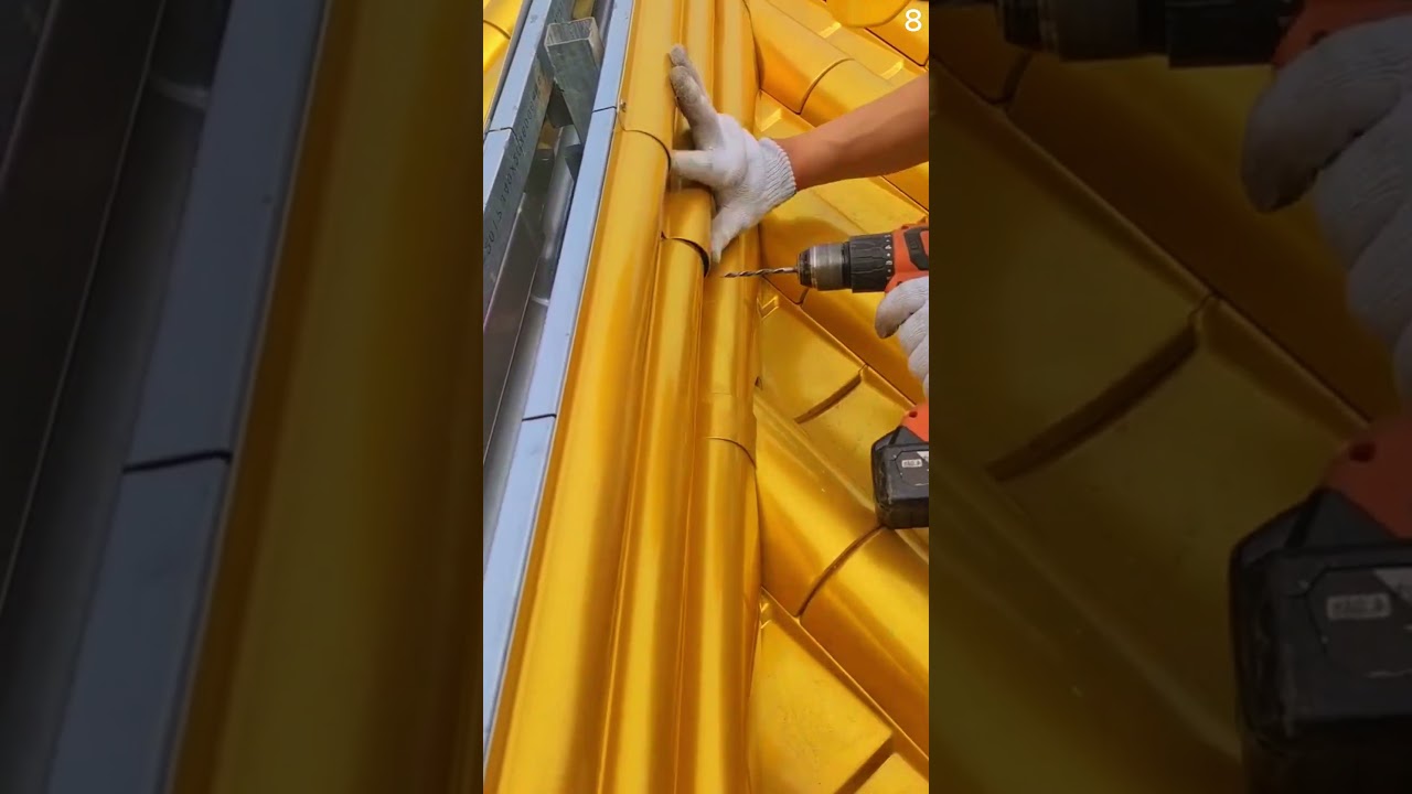 Proses pemasangan atap genteng metal berwarna emas dengan alat sederhana 