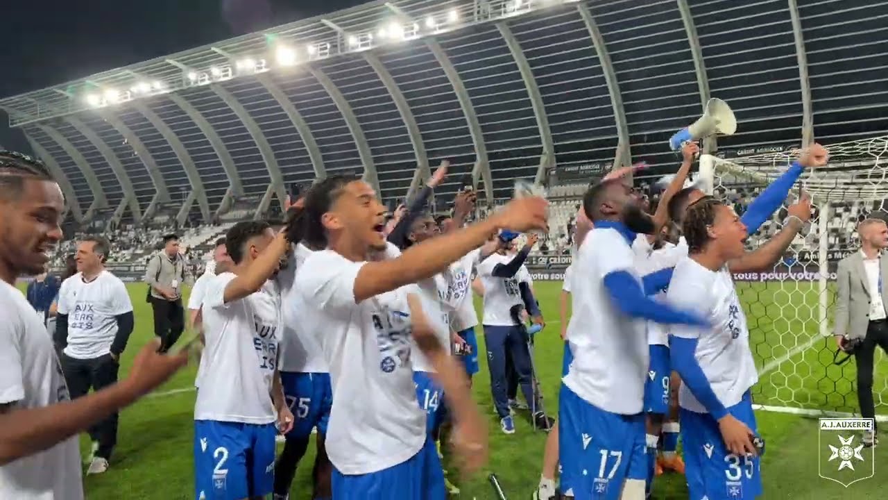 La fête sur le terrain avec nos supporters après le titre de champion !