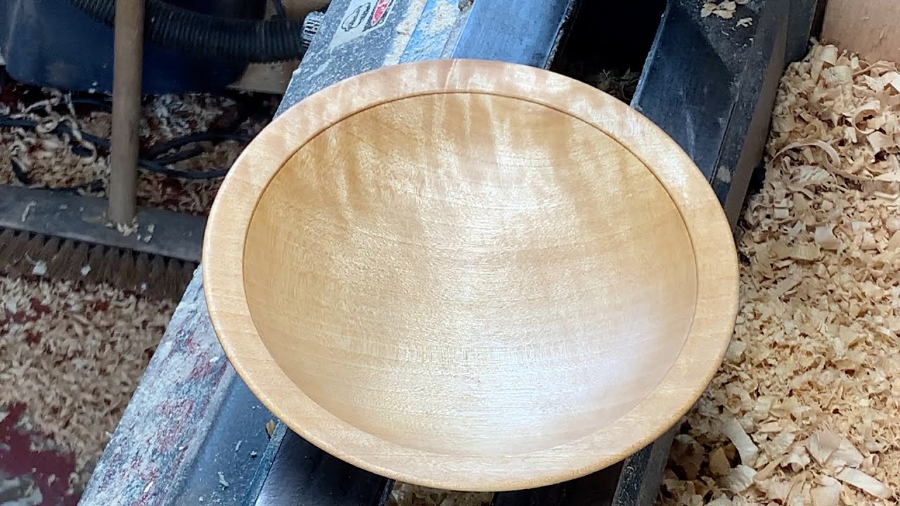 Richard Raffan turns Kauri Pine and shows a new undercutting tool.