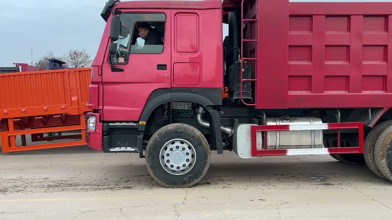 Two HOWO dumpers are loaded and sent to Tanzania Port for service.