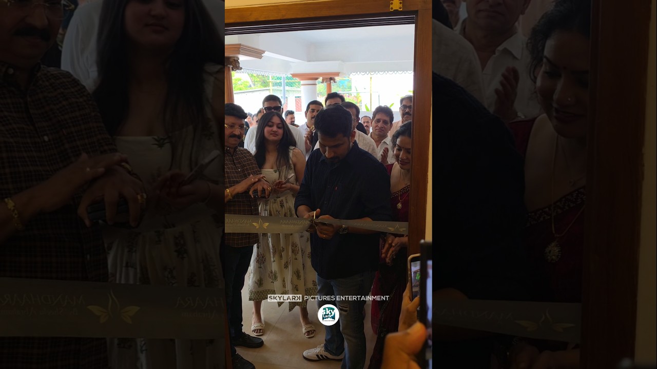 Listing Stephen inaugurates Sheelu Abraham's Mandara showroom by cutting the ribbon