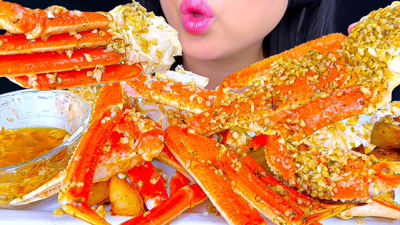 ASMR SEAFOOD BOIL EXTRA GARLIC BUTTER Giant Crab Legs | EATING SOUNDS | ASMR Phan