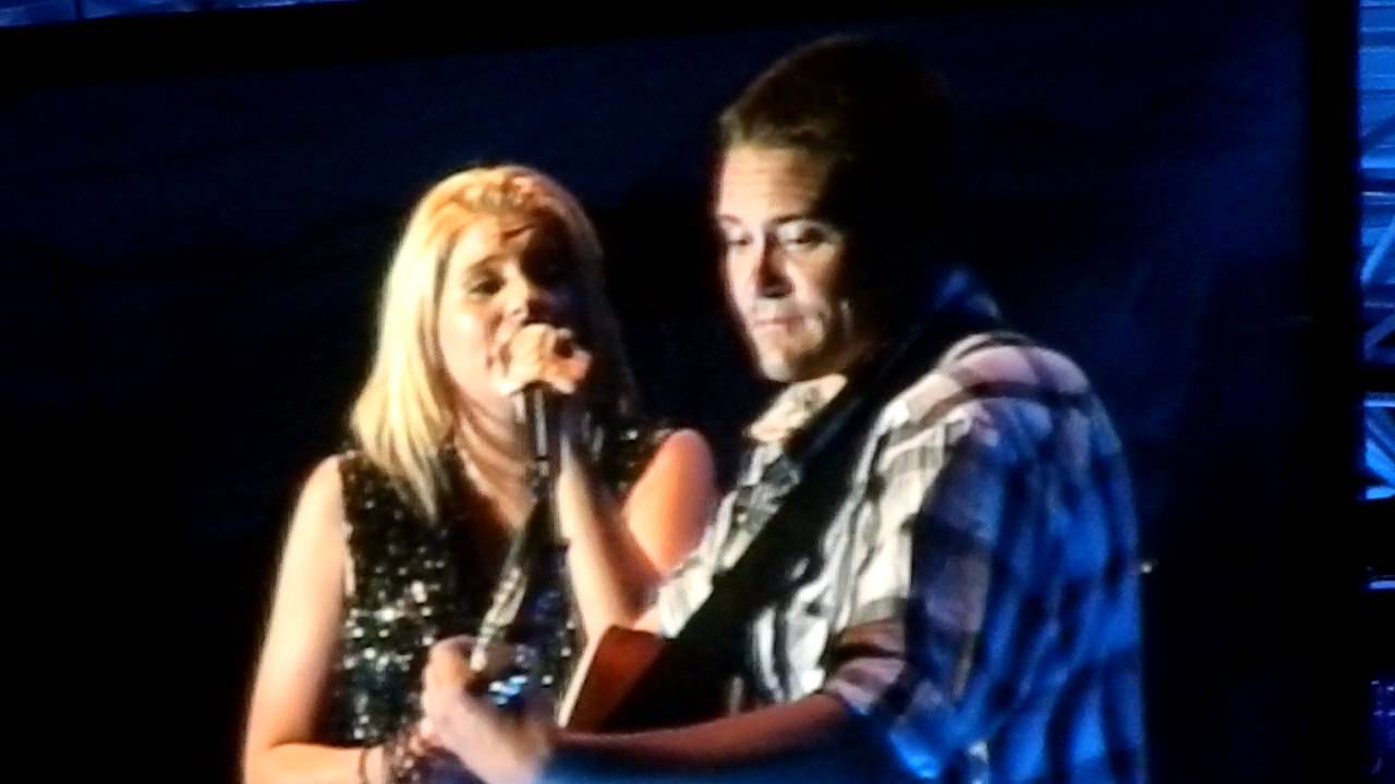 Lauren Alaina singing WYSNAA with her Daddy