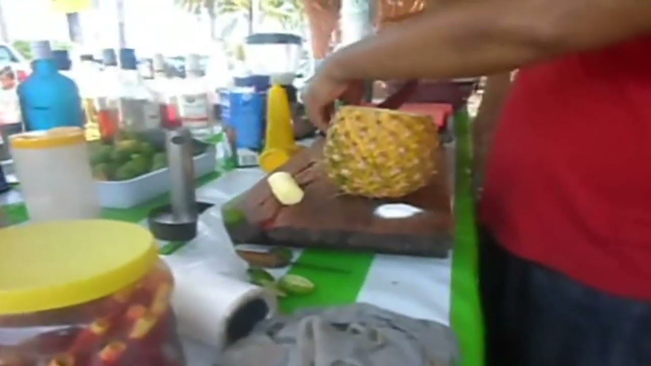 Dos bebidas rápidas y deliciosas, sangría y piña loca con piña colada al mero estilo de acapulco