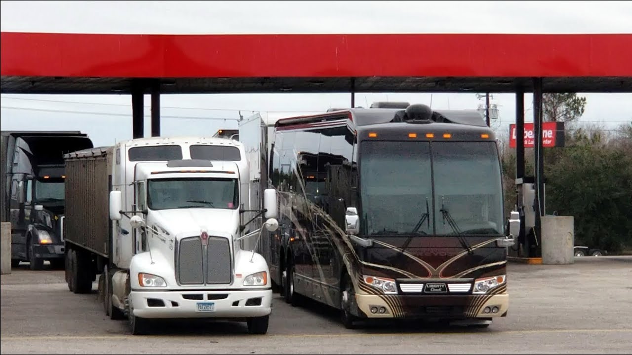 Prevost H3-45 VIP Pulling A Stacker Trailer Video 1