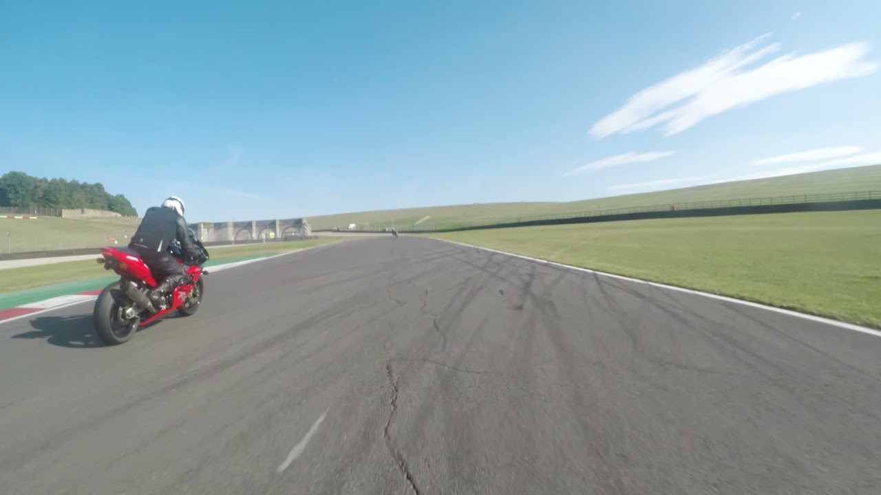Donnington Park Trackday gsxr750 vs gsxr1000
